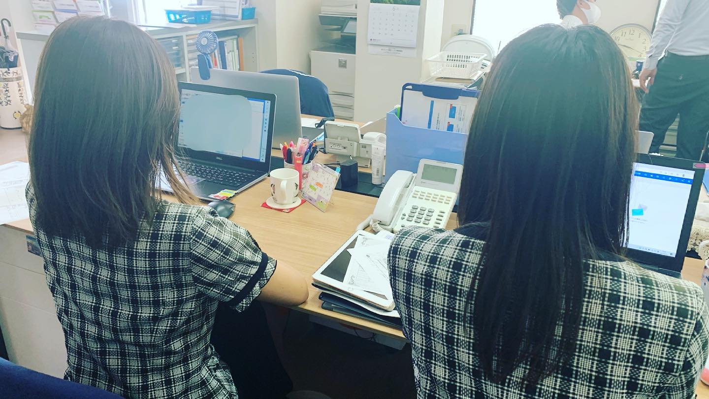 管理部の美人社員2人👭渡邉社長は2人の見分けがつかないそろそろ覚えて欲しい🤣当社のホームページはこちら☟https://orienthoken.com/#オリエント保険サービス #大分 #保険代理店 #見分けがつかないシリーズ #社員なかよし #制服かわいいでしょ #保険のご相談はホームページまで